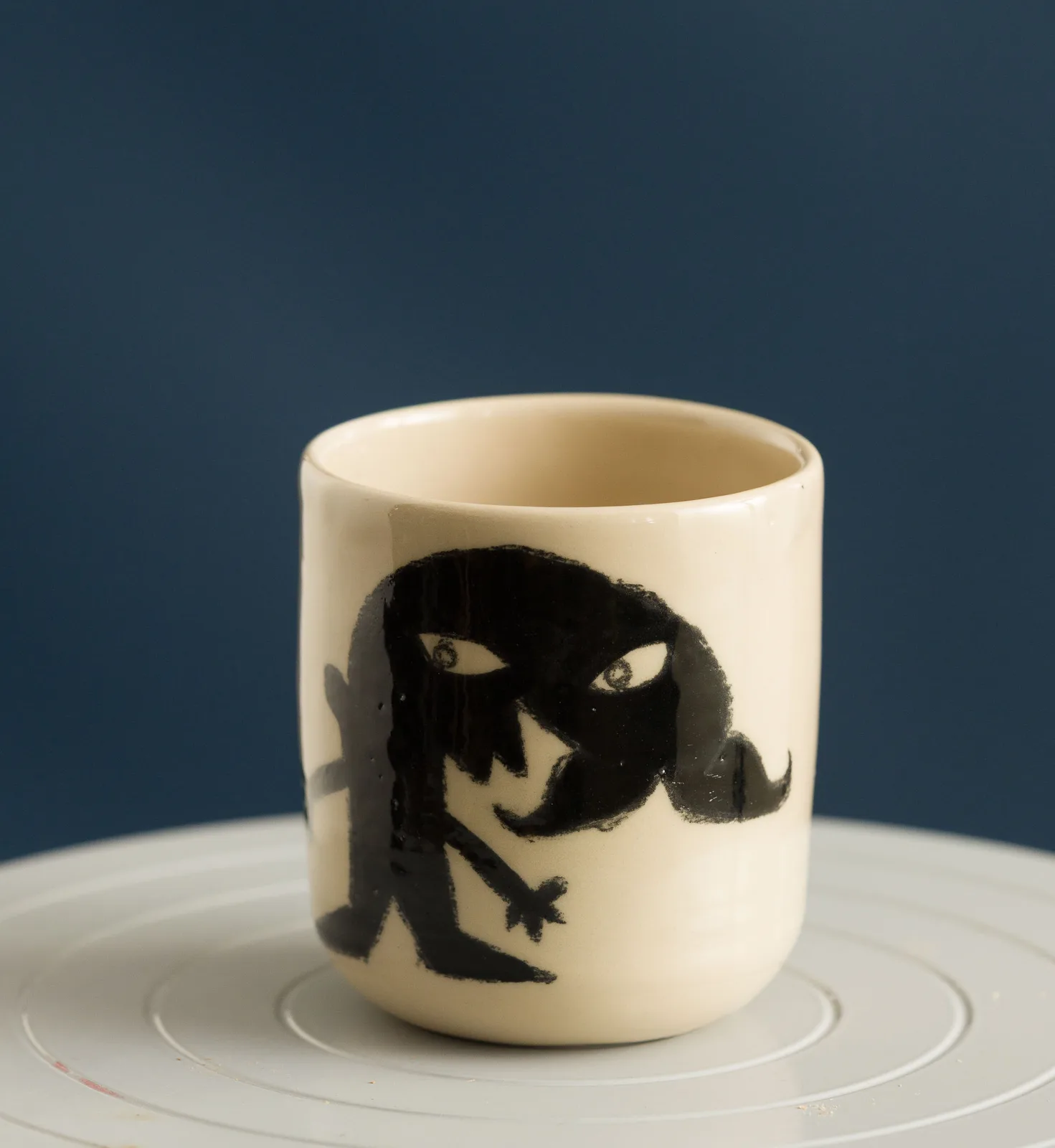 Pahar ceramic pictat manual cu personaj negru