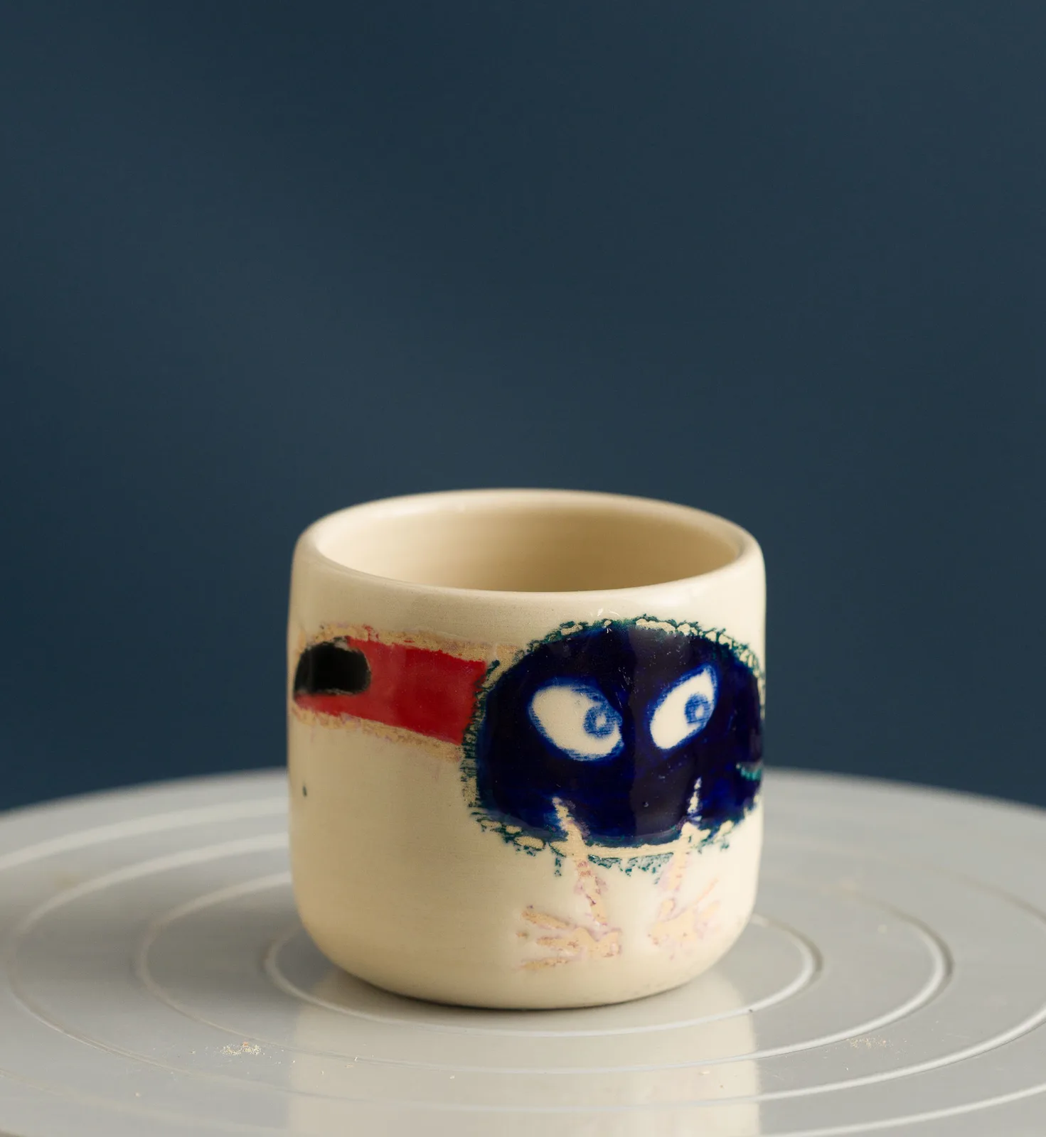 Pahar ceramic mic cu mască albastră pictată