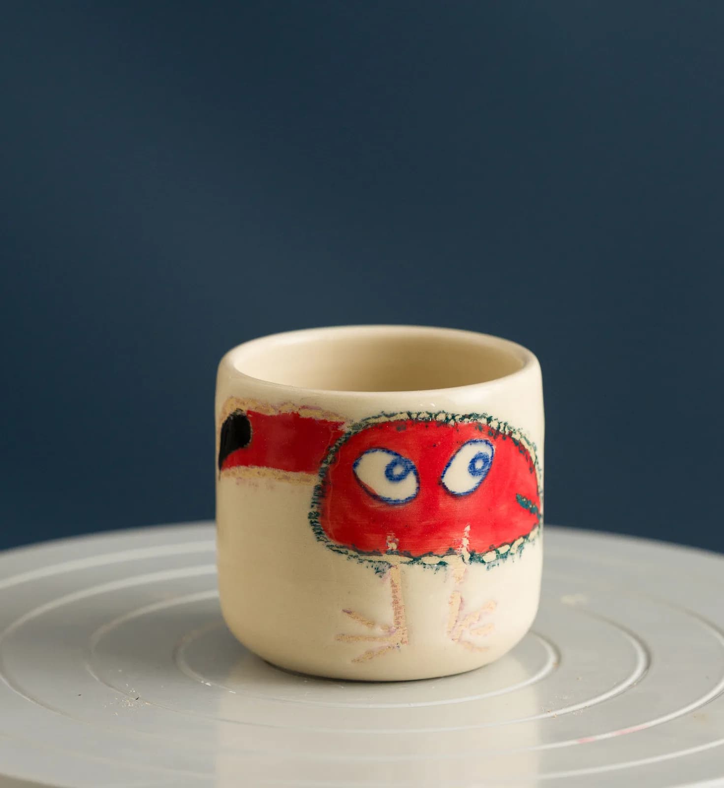 Pahar ceramic cu mască roșie pictată