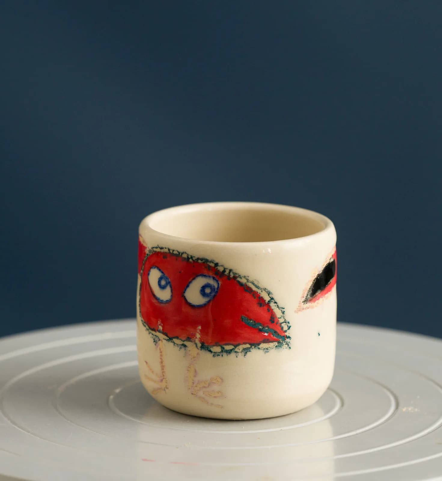 Pahar ceramic cu personaj roșu pictat