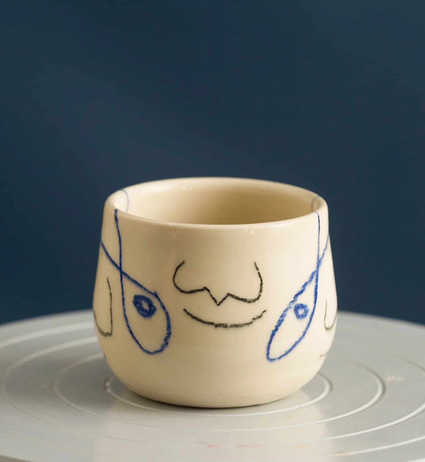 Bol ceramic cu față desenată în albastru
