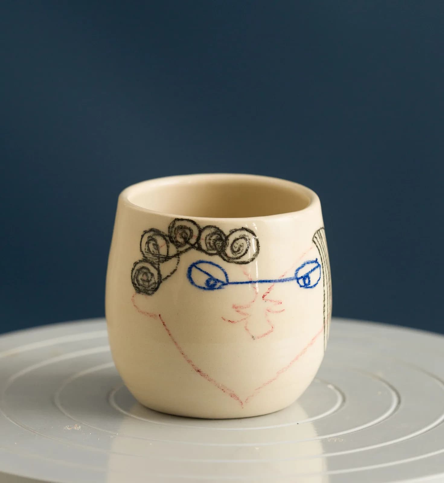 Pahar ceramic cu față și bucle pictate