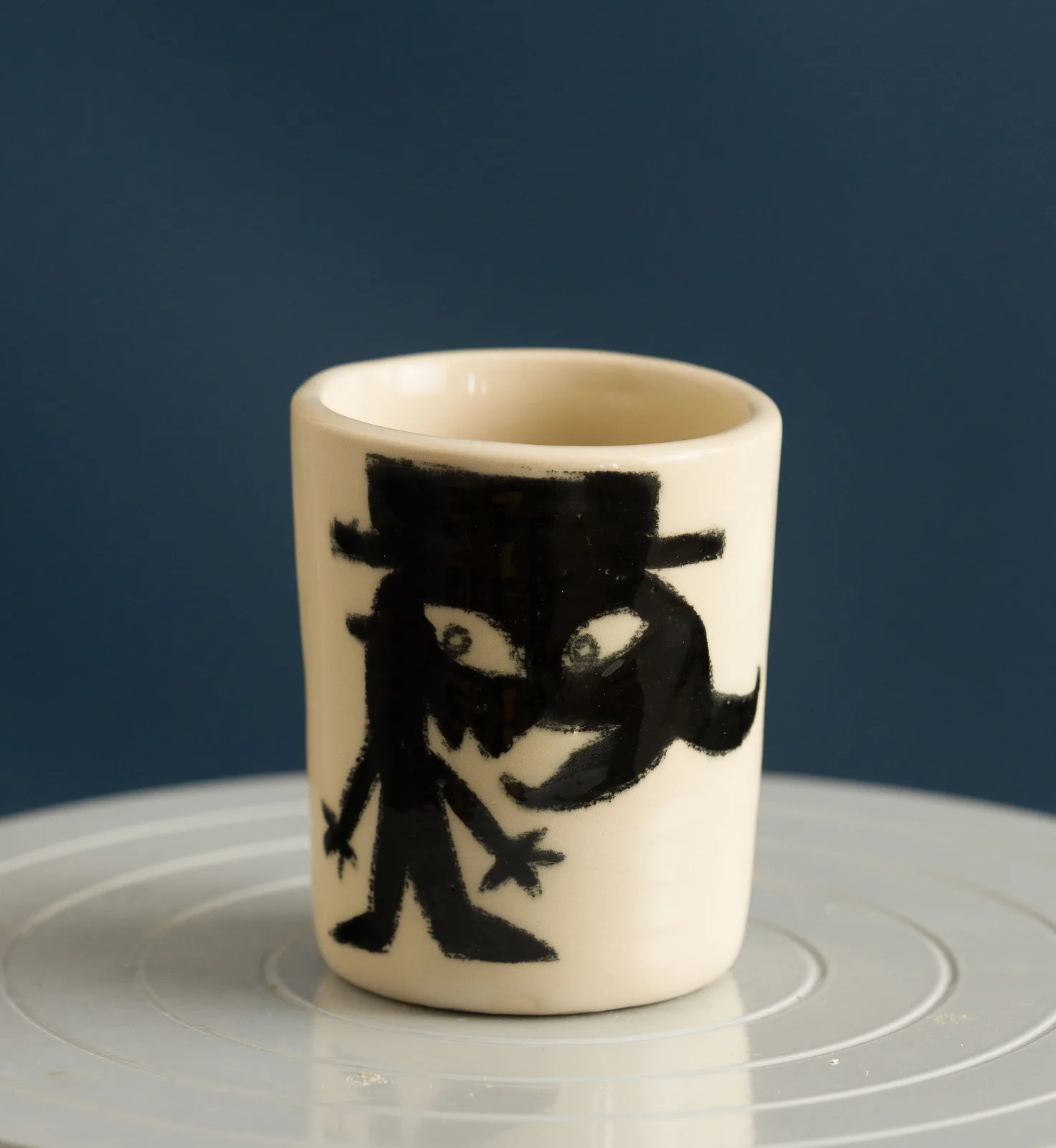 Pahar ceramic pictat cu personaj cu joben