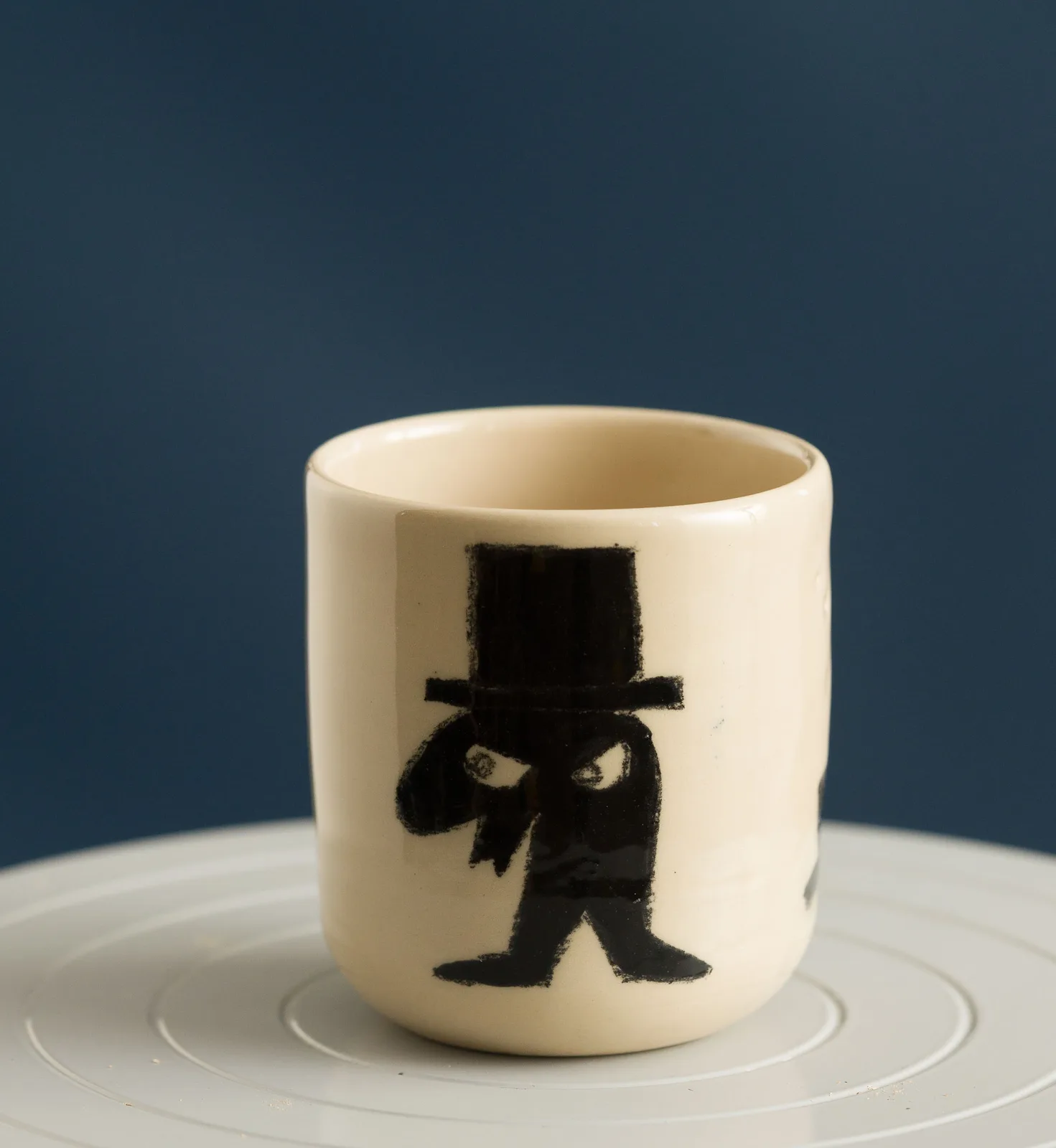 Pahar ceramic pictat cu siluetă cu joben
