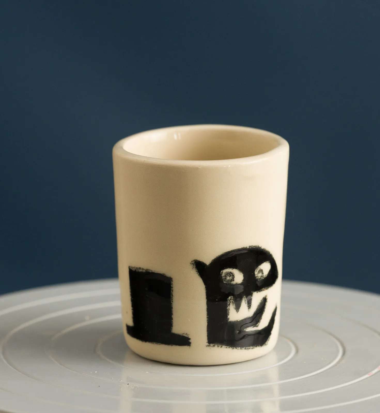 Pahar ceramic pictat cu personaj negru