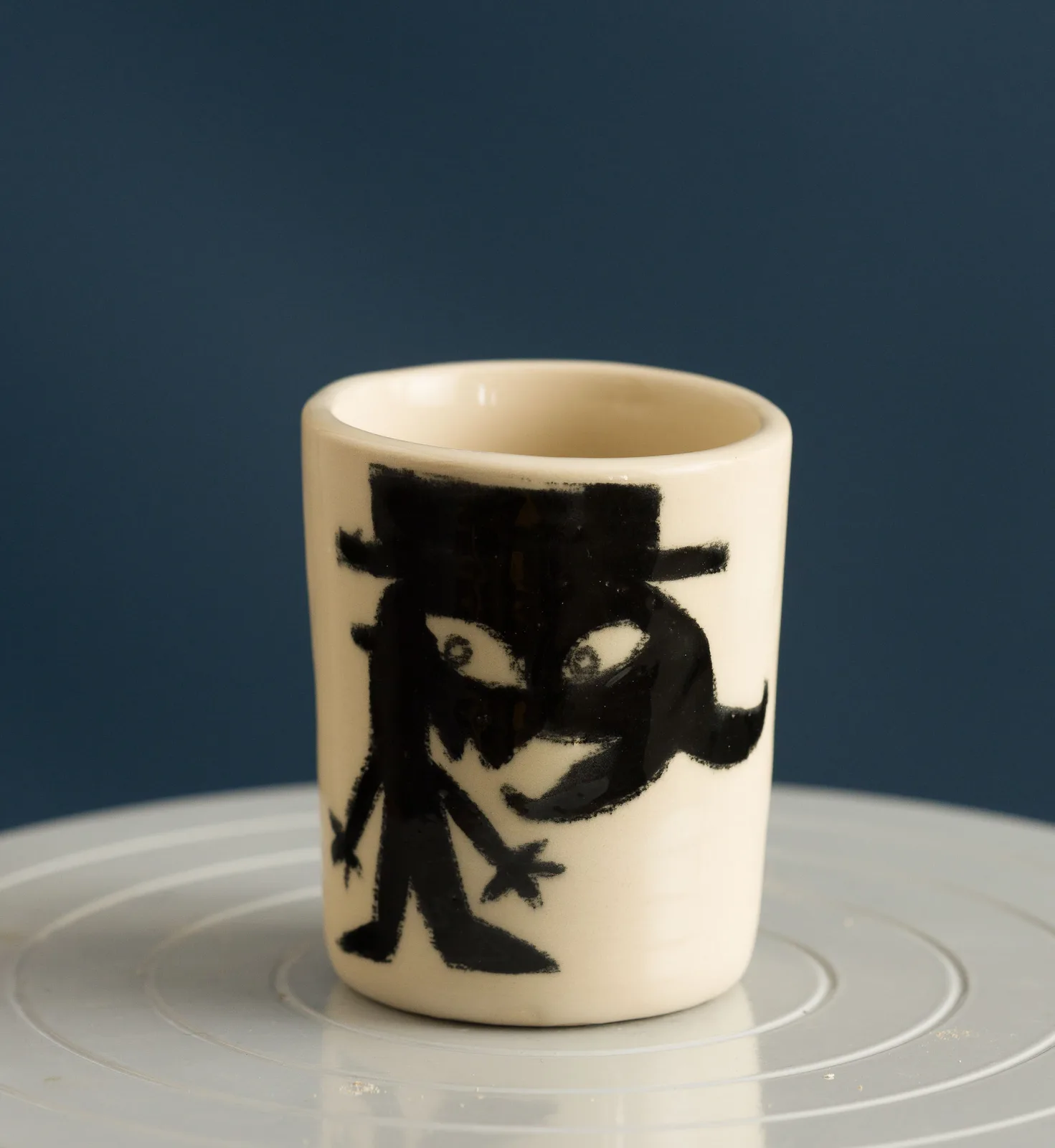 Pahar ceramic pictat cu personaj cu joben, altă vedere