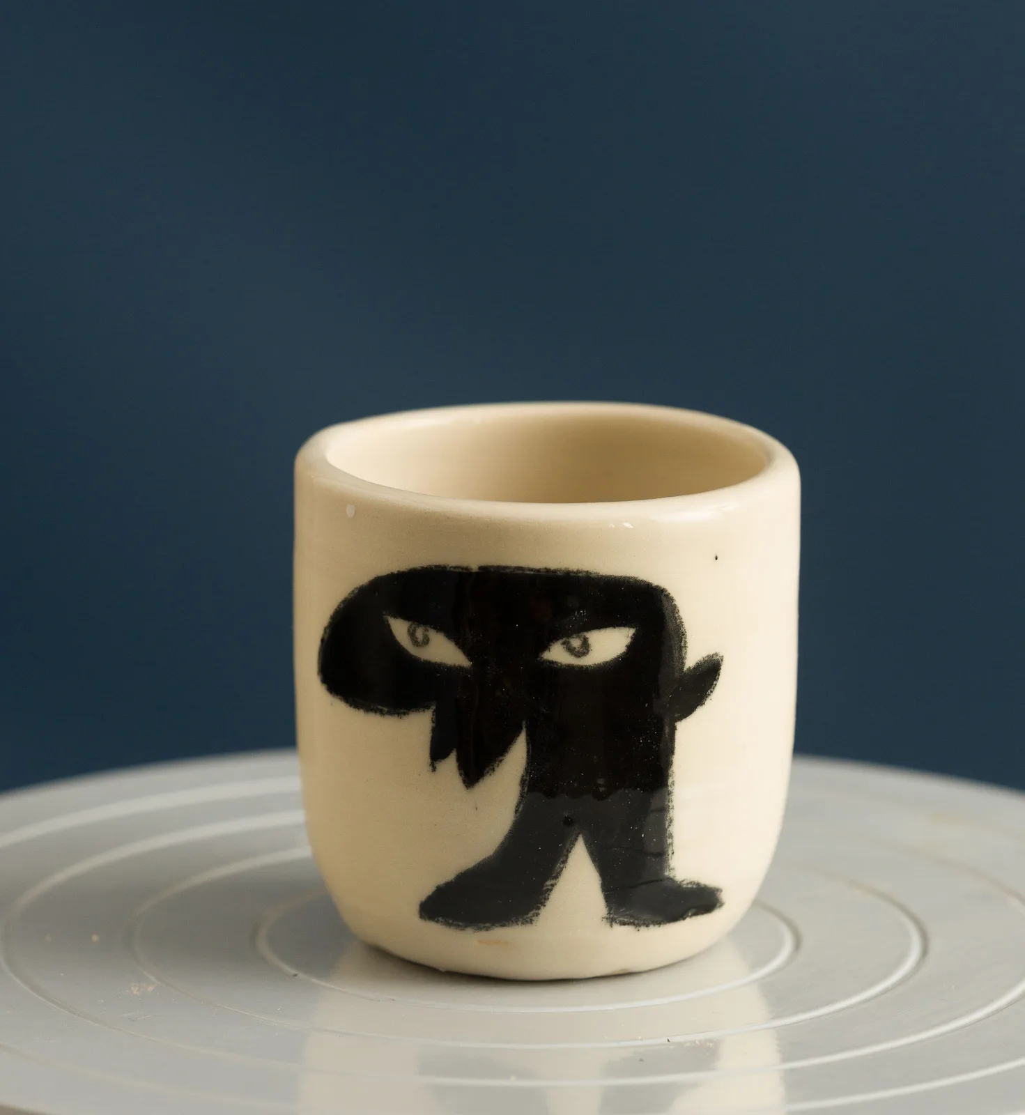 Pahar ceramic pictat cu personaj negru zâmbitor