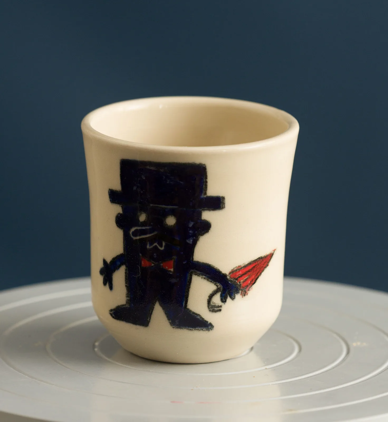 Pahar ceramic pictat cu domn cu joben și umbrelă