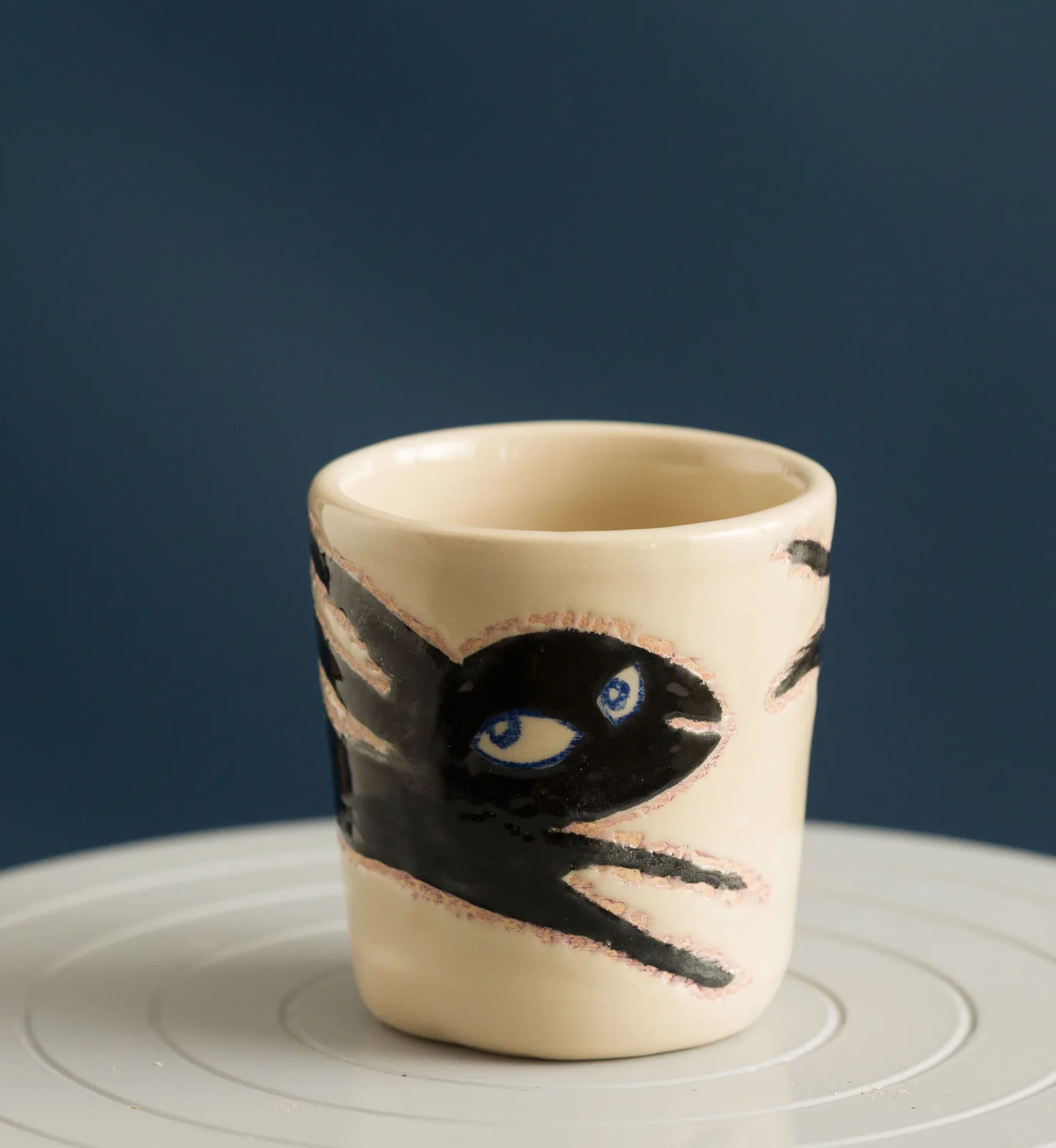 Pahar ceramic pictat cu personaj negru în zbor
