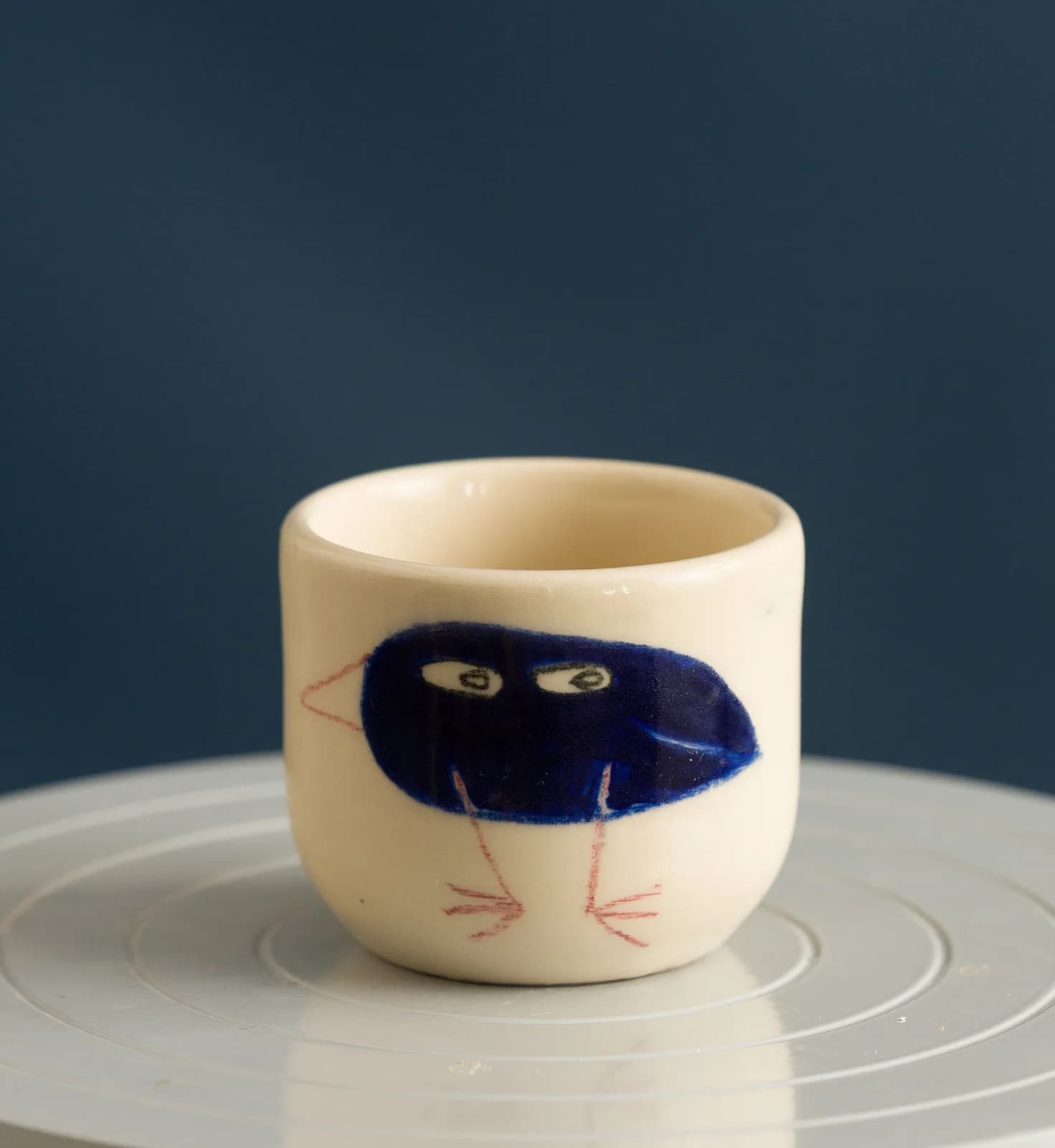 Bol ceramic mic cu mască albastră pictată