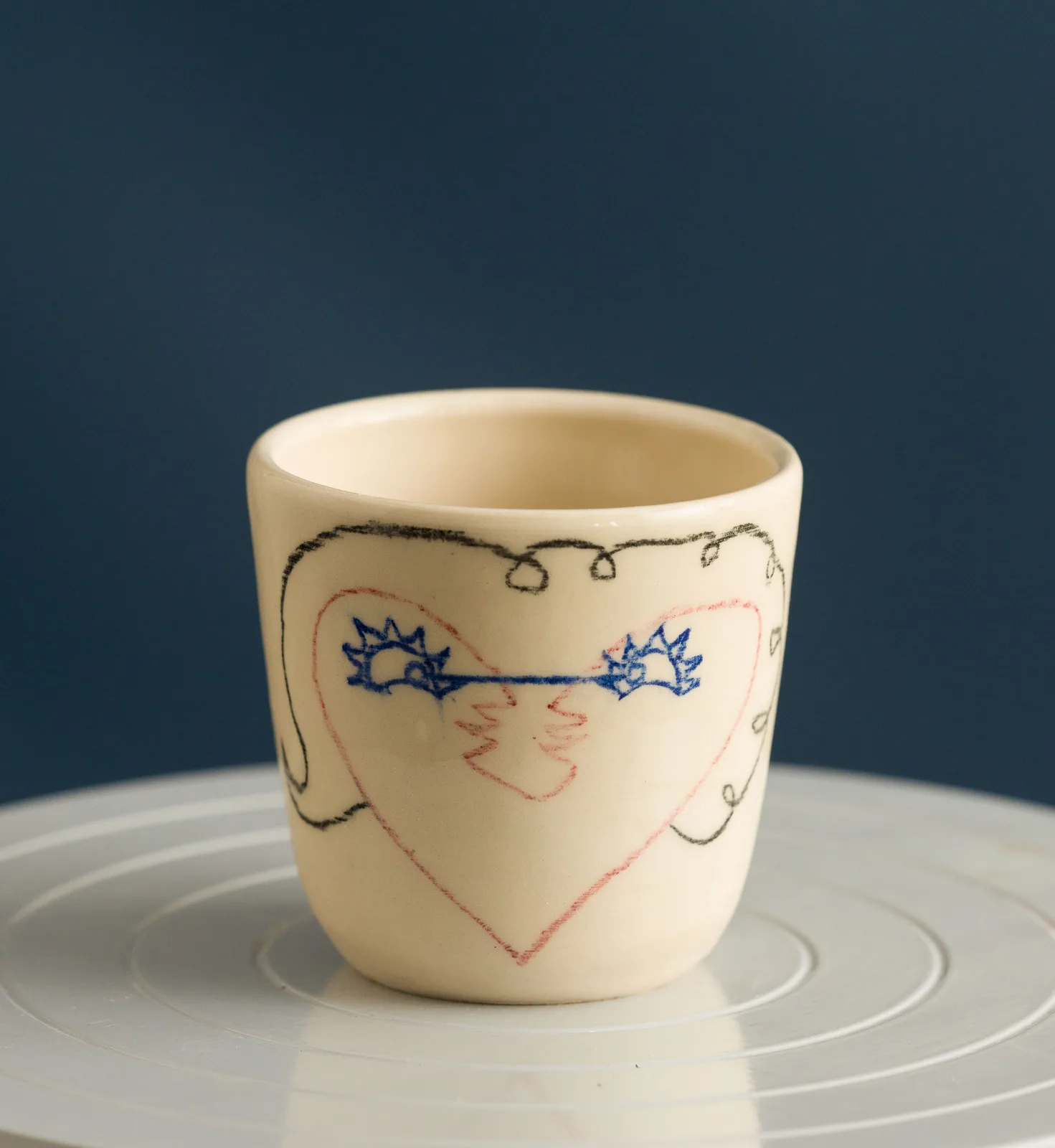 Pahar ceramic cu față desenată fin