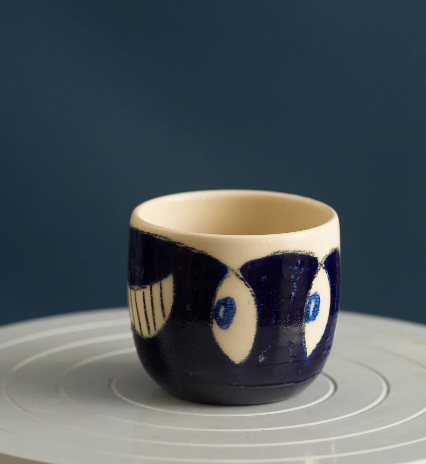 Bol ceramic albastru cu ochi pictați