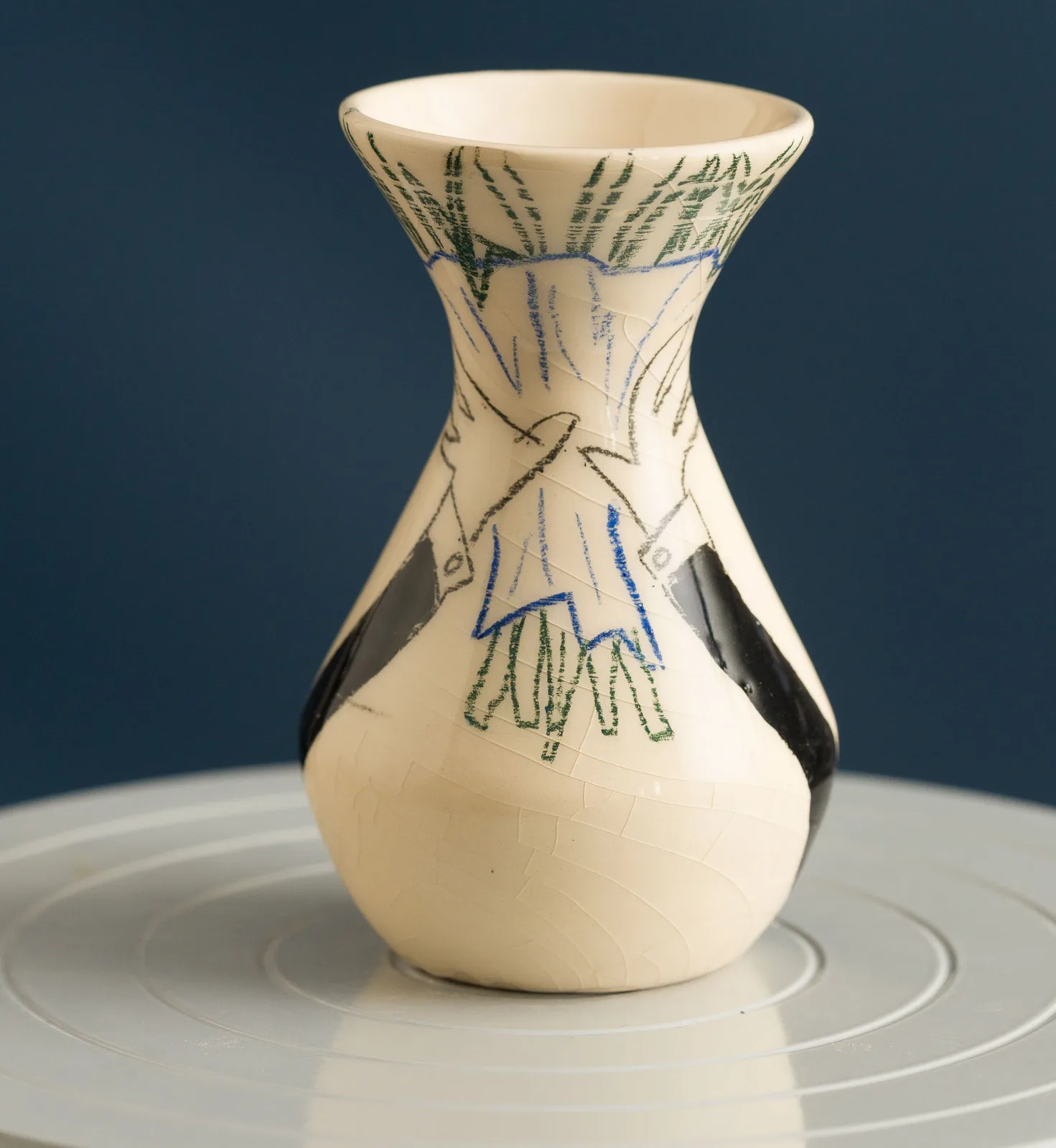 Vază ceramică cu mâini desenate