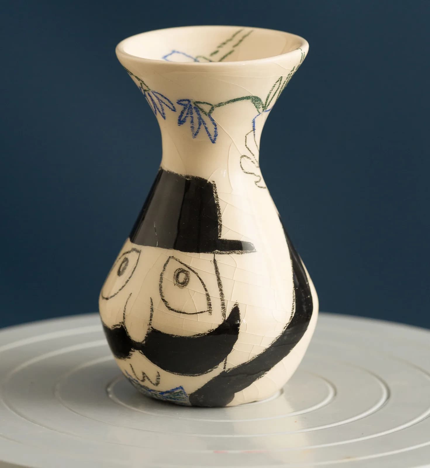 Vază ceramică pictată cu personaj cu mustață