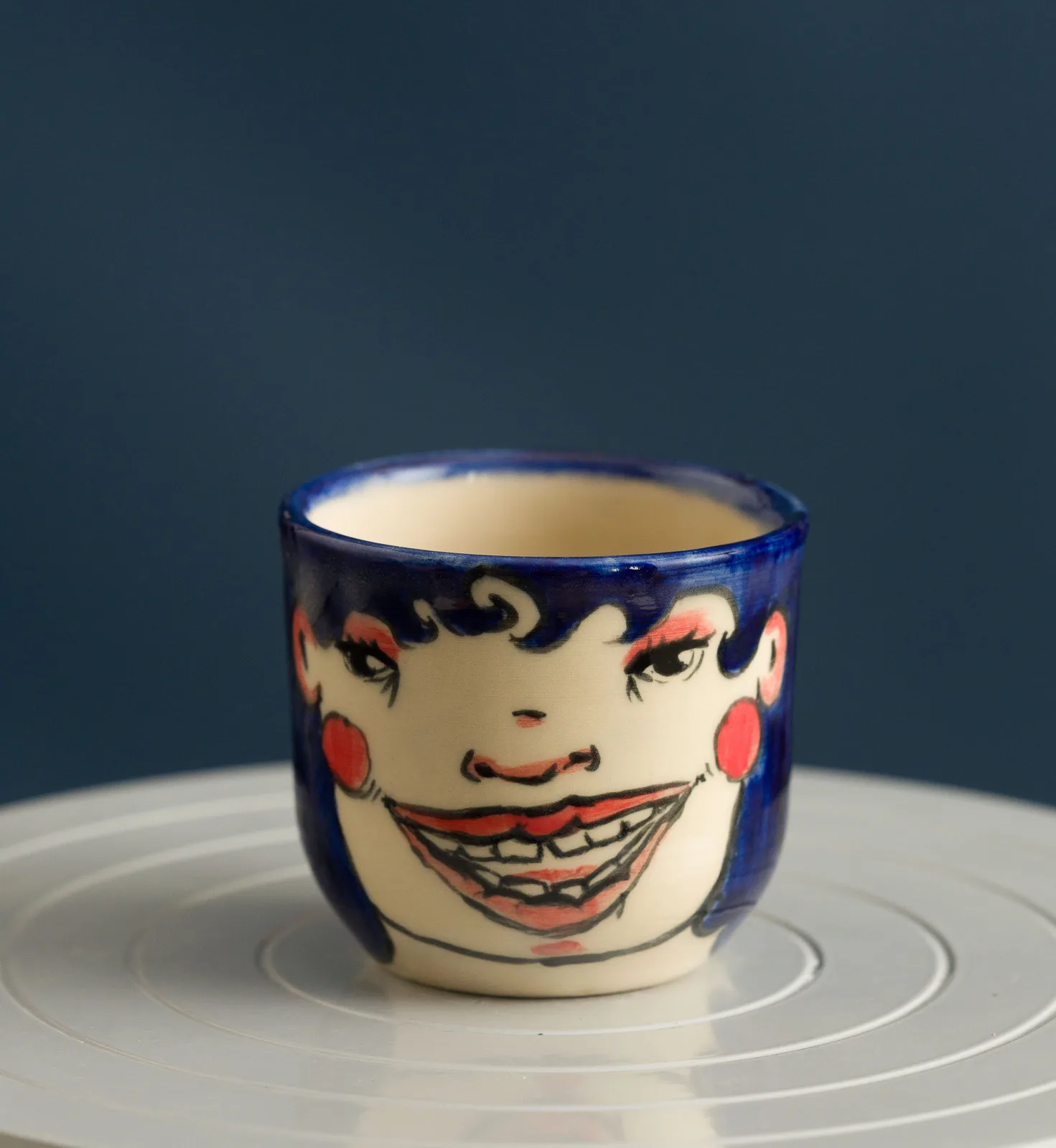Bol ceramic pictat cu față zâmbitoare
