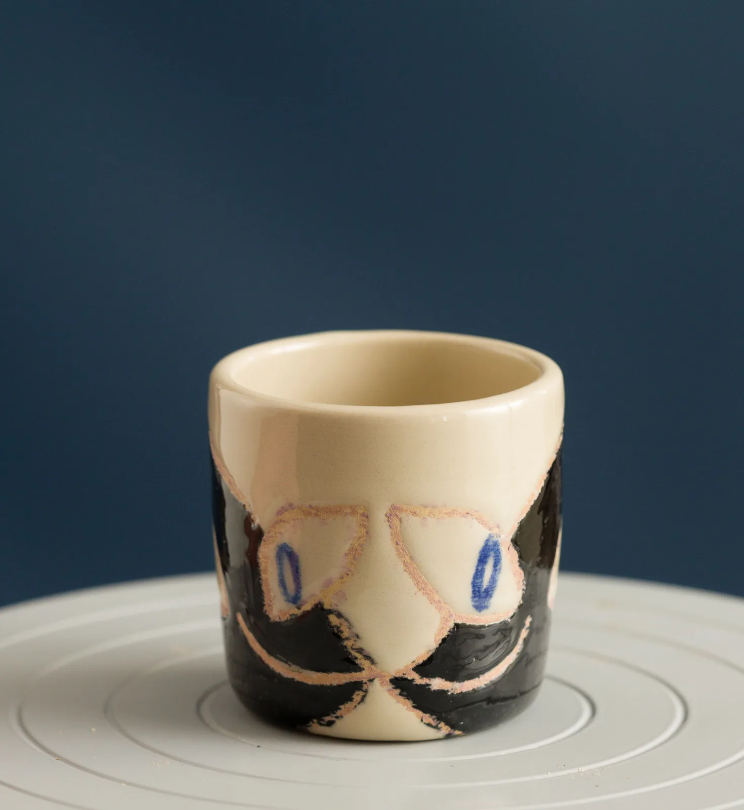 Pahar ceramic cu fețe pictate în negru și alb
