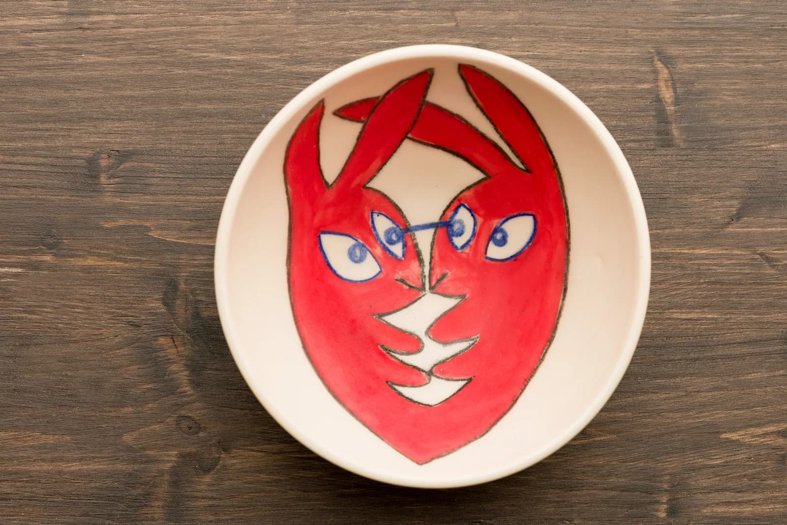 Bol ceramic pictat cu chip roșu și ochi albaștri