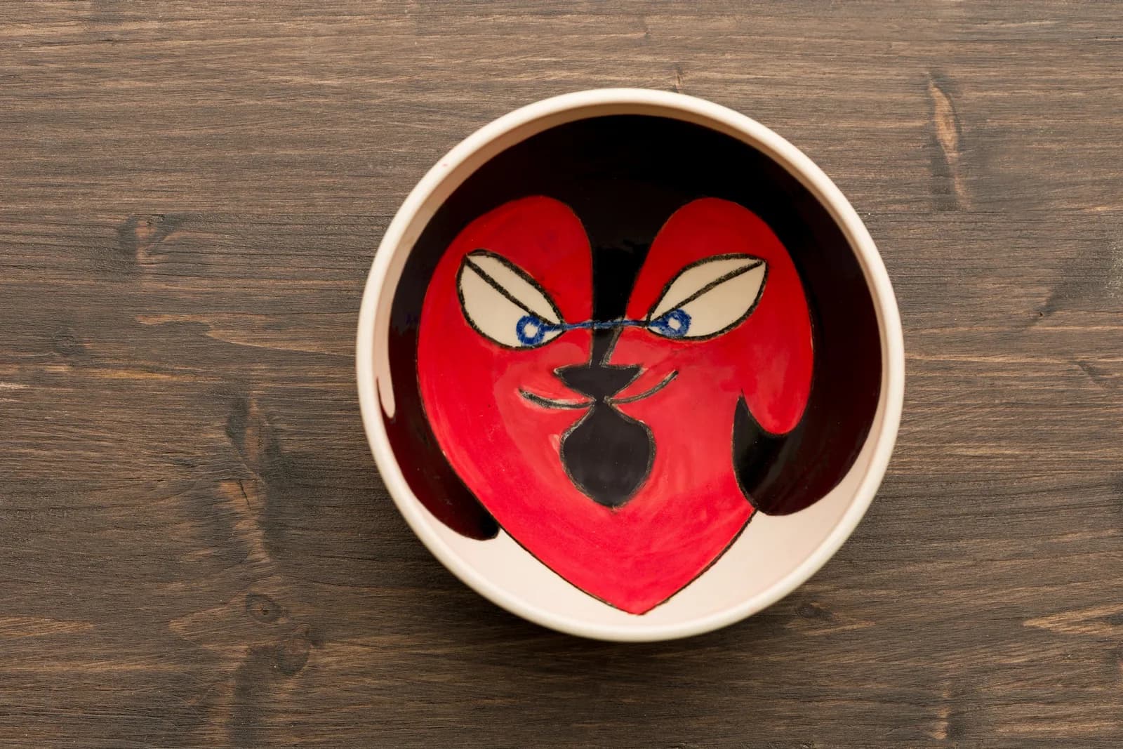 Bol ceramic pictat cu față roșie pe fond negru