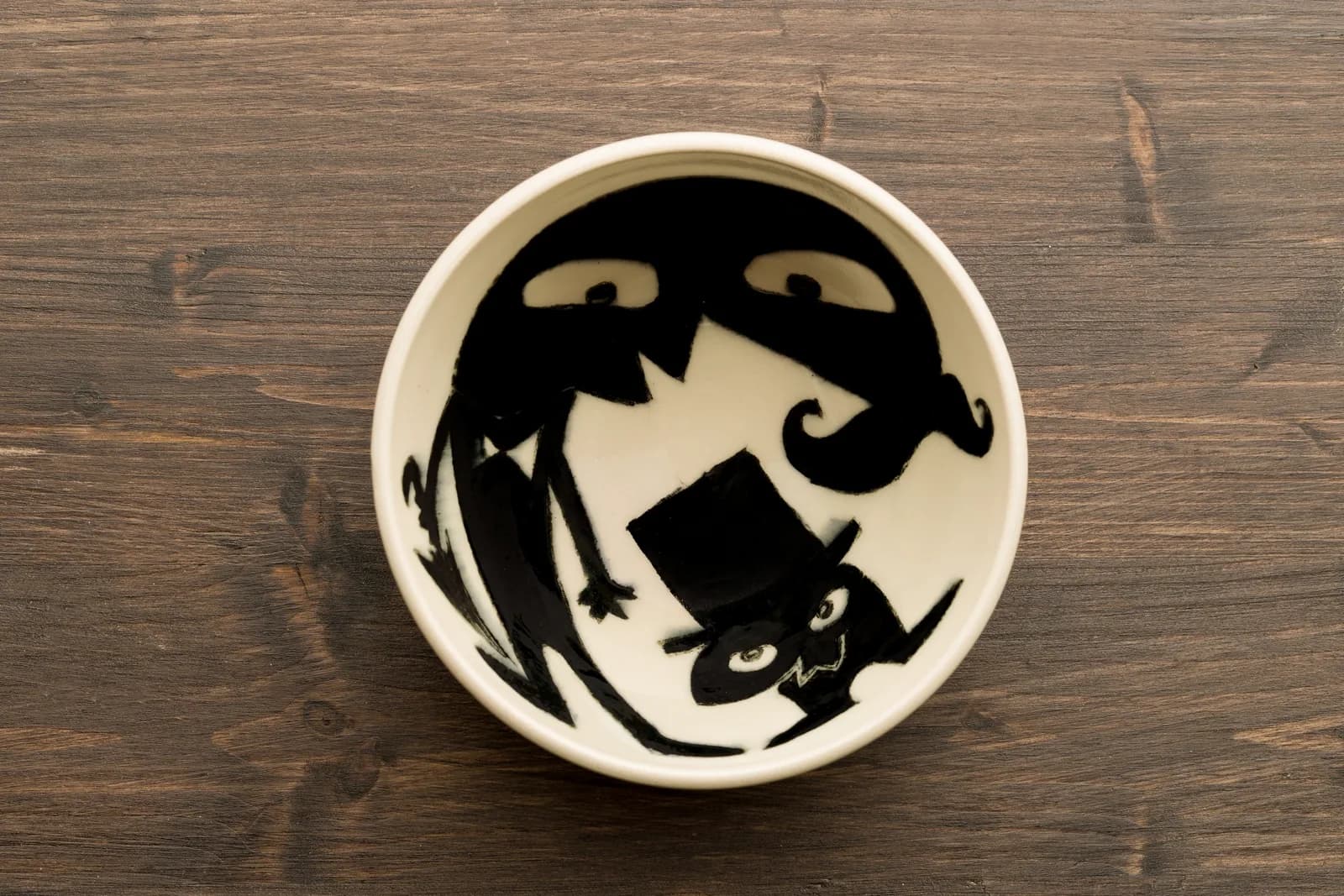Bol ceramic pictat cu personaje negre cu joben