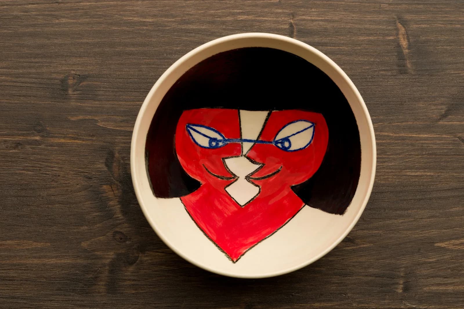 Bol ceramic pictat cu personaj roșu cu breton negru