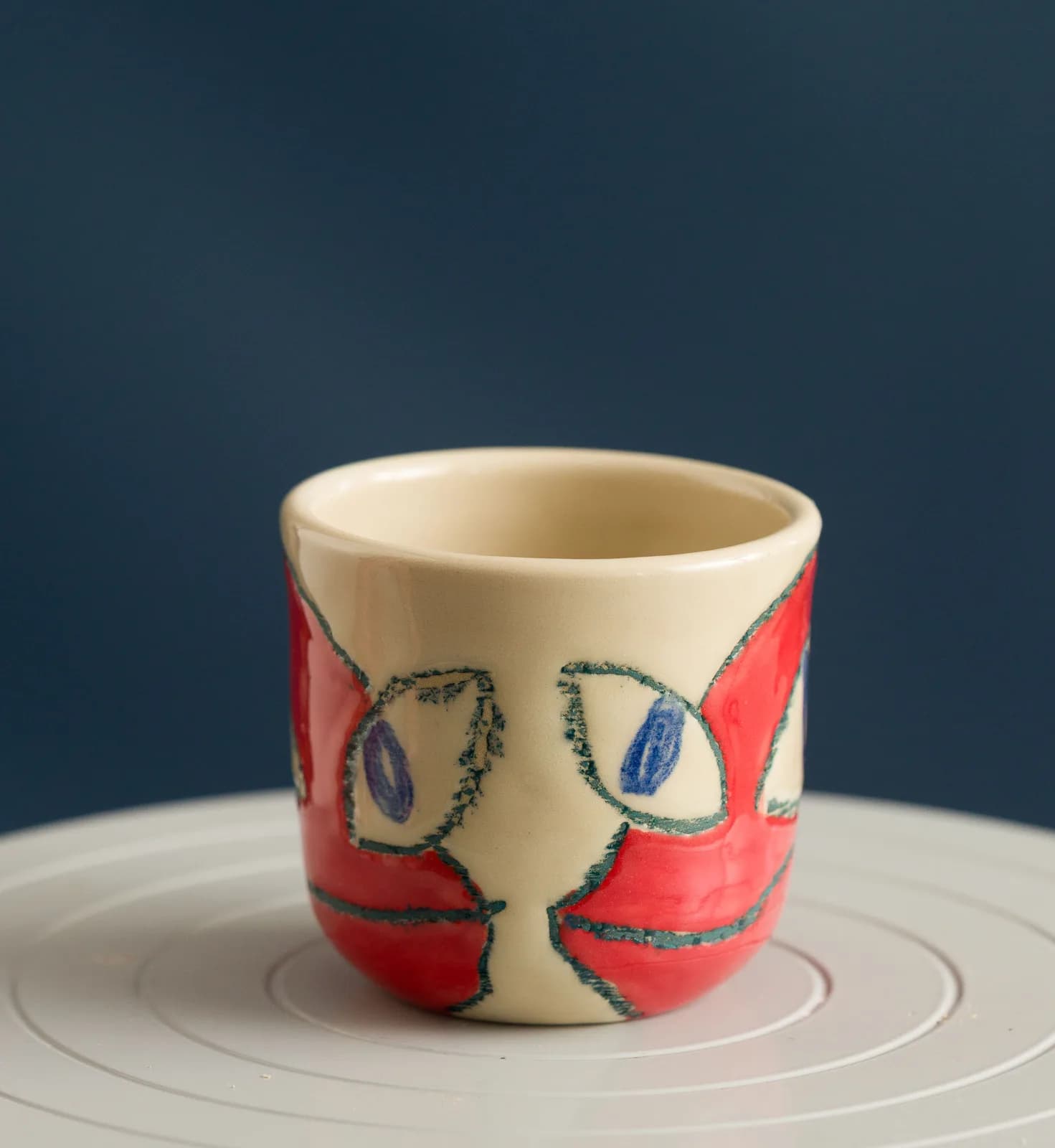 Pahar ceramic pictat cu fețe roșii