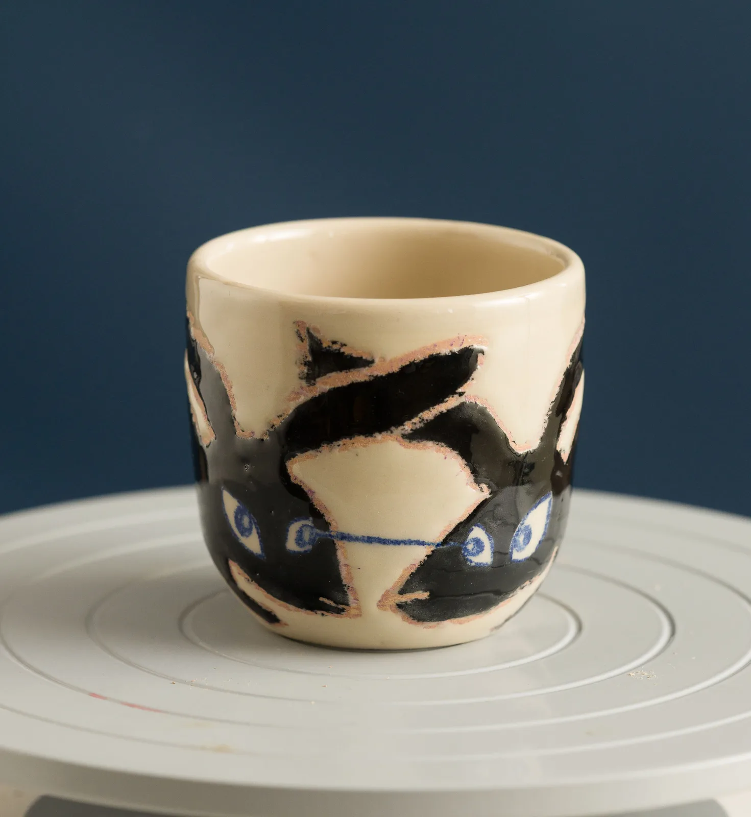 Pahar ceramic pictat cu personaje negre