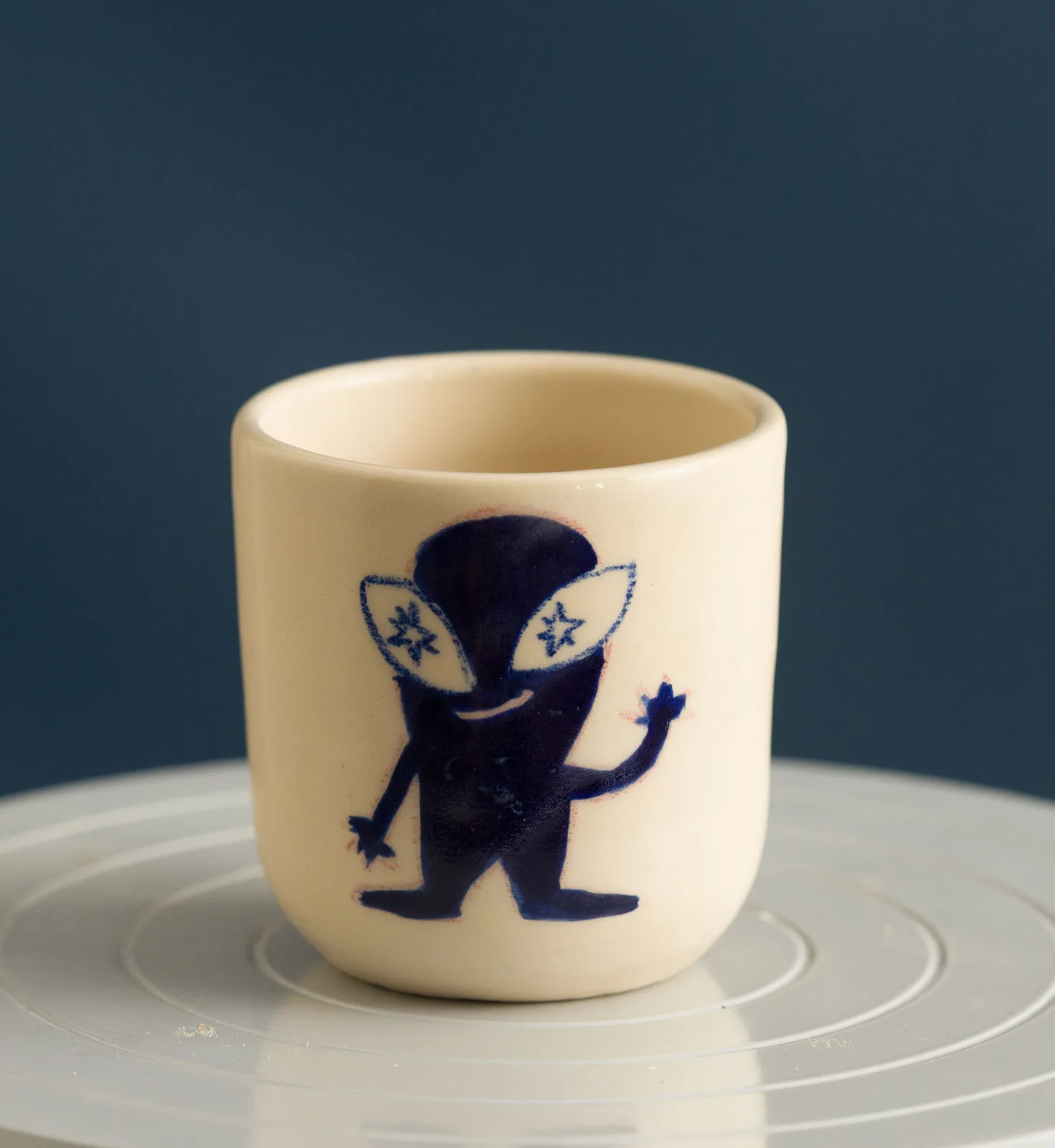 Pahar ceramic pictat cu personaj albastru