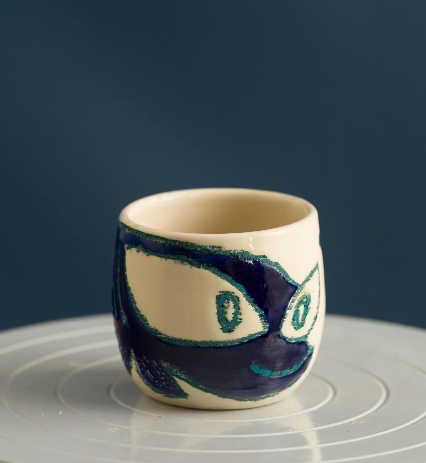 Pahar ceramic pictat cu personaj albastru închis